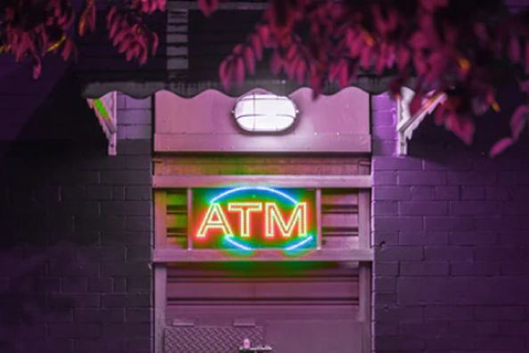 3000億平臺爆雷！超11萬投資人近百億資金未還！杭州最大P2P遭立案偵查，股價已暴跌90%